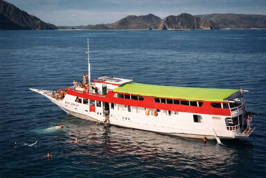 Difference Between Standard Boat and Luxury Boat